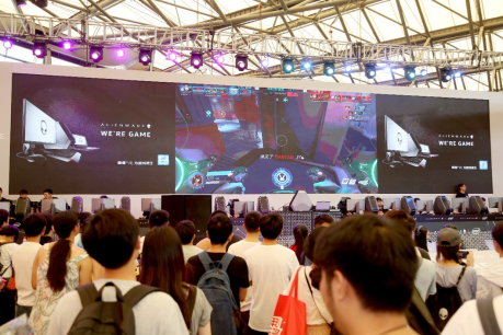 众多粉丝来到Alienware展台观看表演赛