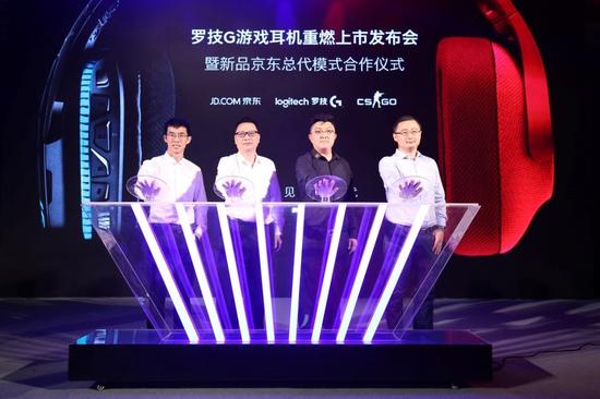 （从左到右：戴可先生、任涛先生、刘京京先生、王凯先生共同开启三方合作）
