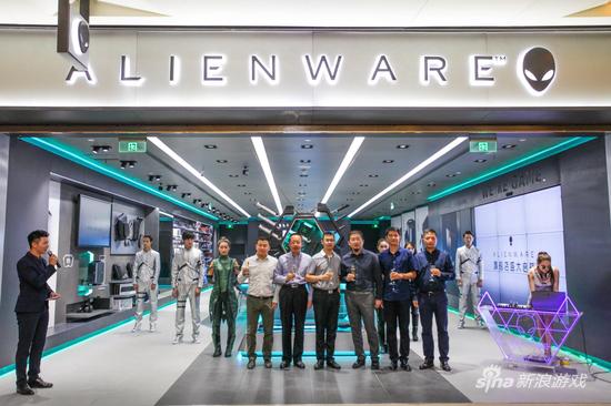 与会嘉宾庆祝Alienware旗舰店开业