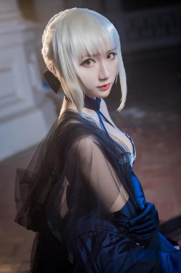 白发可爱少女cos 好可爱果断抱走!