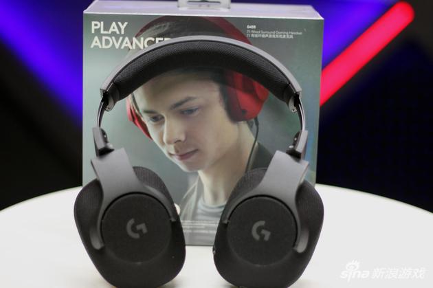 耳罩可以90度翻转，方便收纳或者挂在脖子上