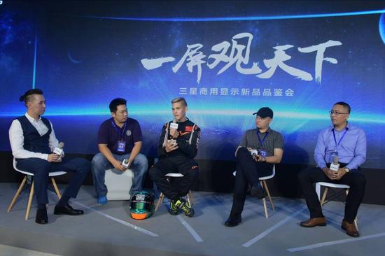 产品经理周全(左一)与三星CHG90使用者交流体验心得