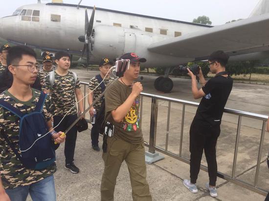 中国航空博物馆,空中网特邀的肖宁和白孟宸两位军事专家正在对玩家进行讲解,共青团小哥也同步直播
