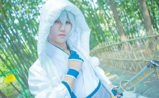 鹤丸国永,平安时代刀匠五条国永的成名作,在游戏《刀剑乱舞》中作为刀剑拟人化角色,身份是太刀,年纪比三日月宗近小,而且三日月宗近已经自称爷爷了,所以鹤丸国永也被称之为姥爷。高颜值coser给我们带来了刀剑乱舞鹤丸国永cos,温柔的姥爷快到怀里来!