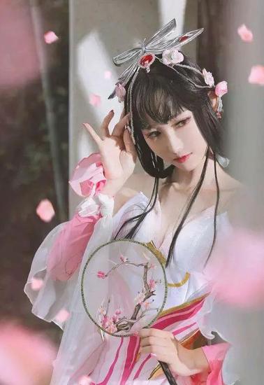 甄姬游园惊梦cos 裙子变短露出长腿