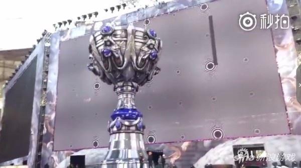 据传S7决赛现场的巨大奖杯