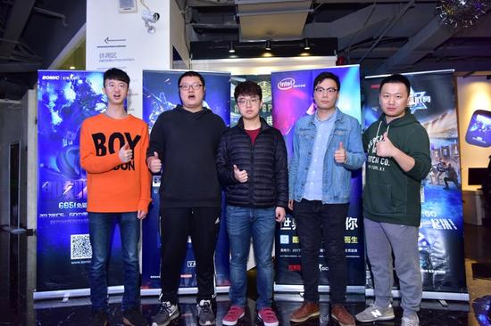 左一为莱昂凯,右一为FF