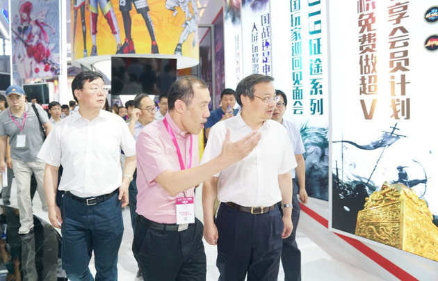 中宣部副部长梁言顺（右一）等领导参观视察巨人网络展台