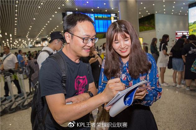 KPL联盟主席张易加先生耐心的为粉丝小姐姐签名，你们是最棒的。