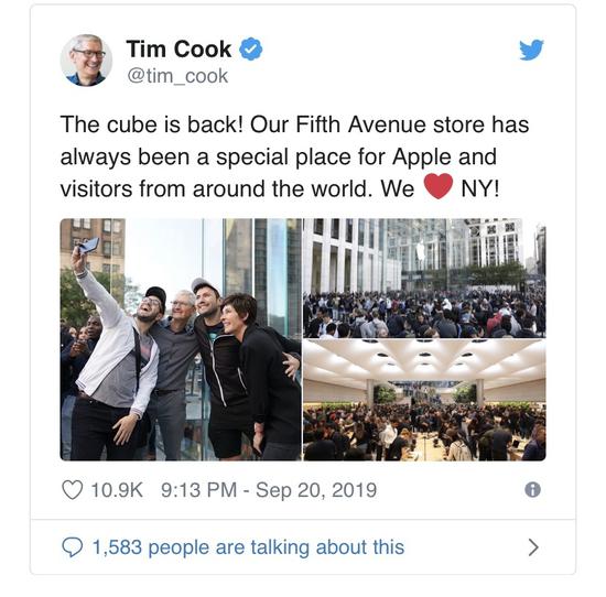 图示：苹果首席执行官蒂姆·库克（Tim Cook）亲临发售现场与粉丝合影