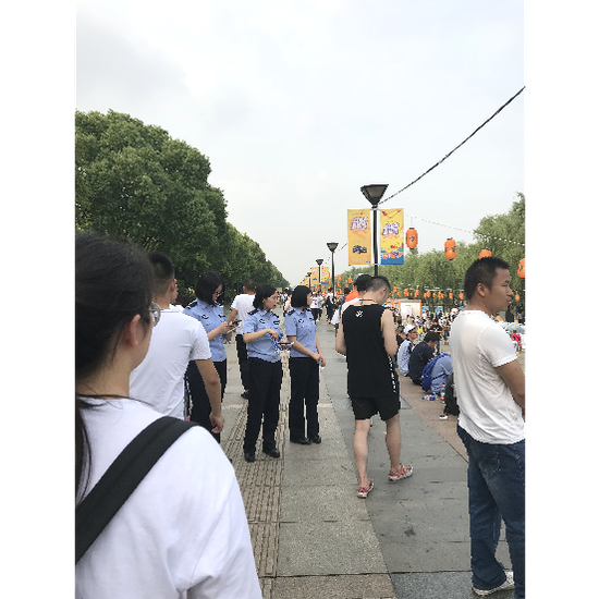 图为平安武汉官方微博公告、游园周围部署的警车、时刻在巡逻的工作人员
