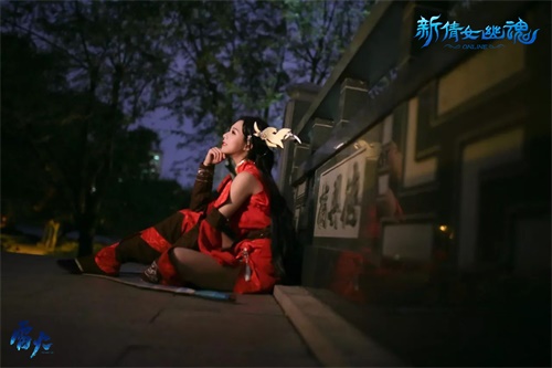 倚靠古道断桥 凄凉夜色挡不住盛世美颜