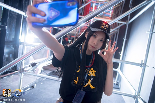 宝儿姐身着哪都通全新系列周边服饰，颜值魅力MAX