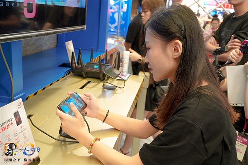 主播Yuki酱现场试玩带飞