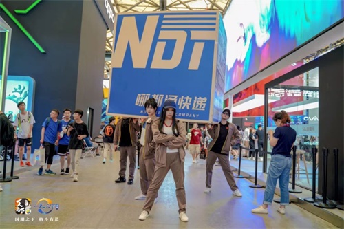 “怪力快递员”男友力爆棚