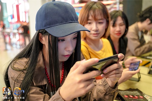 玩家围观宝儿姐体验PVP玩法“异人联赛”