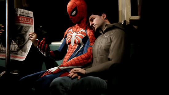 蜘蛛侠坐地铁、一位男子依靠蜘蛛侠肩膀