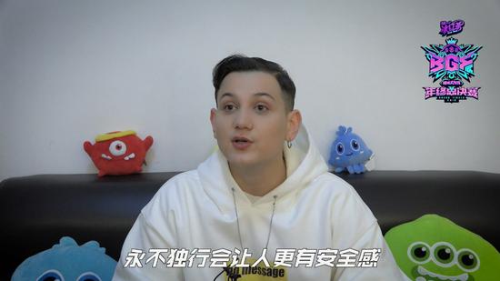 艾热理解“永不独行”赛事主题