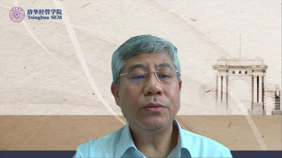 （清华大学经济管理学院院长、弗里曼讲席教授白重恩发表致辞。）
