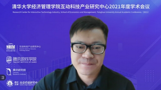 （中国传媒大学副教授周逵在分享中。）