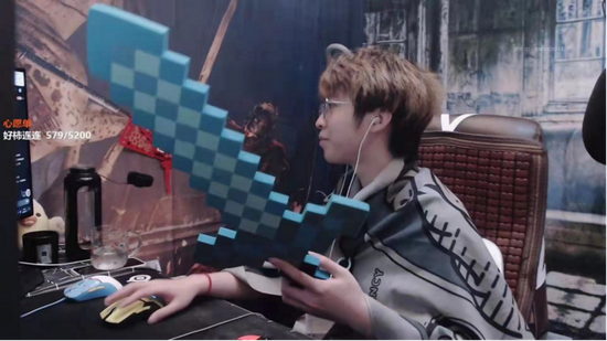 嗨氏在直播间cos法海，道具“寒酸”又奇葩