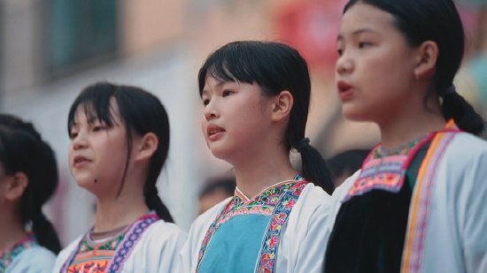 贵州省从江县高增乡小黄小学的侗族姑娘蕾蕾在六一汇演中