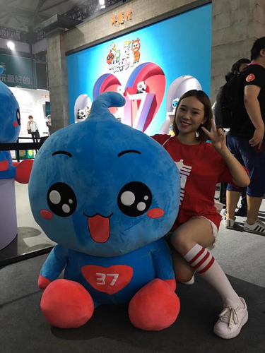 美女玩家领走洋葱村的“巨无霸葱哥”