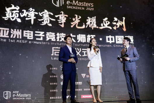 前职业电竞选手李晓峰(左一)和奥运冠军张虹(左二)