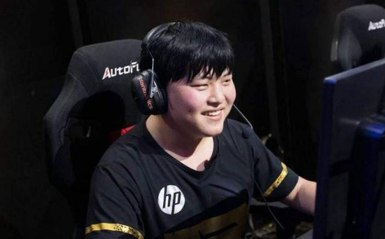 Uzi过生日撒狗粮 女友送礼物表示Uzi就是她的旅