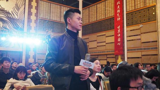 活动互动环节，现场同学就讲座内容进行提问。中国青年网通讯员　张普庆摄。