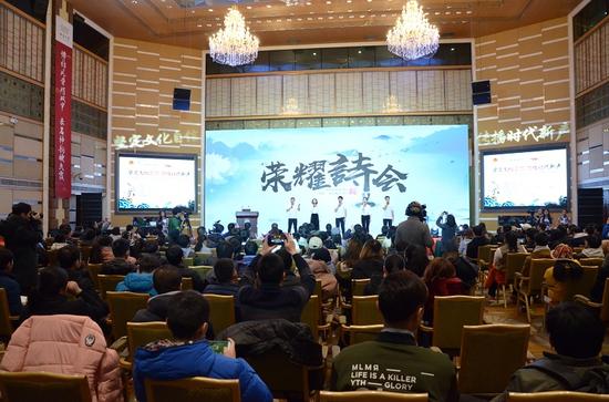 大学生代表现场朗诵经典古诗词。中国青年网通讯员 张普庆摄