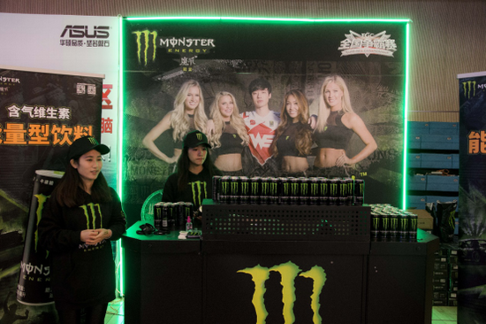 Monster Energy魔爪展台现场发放饮料