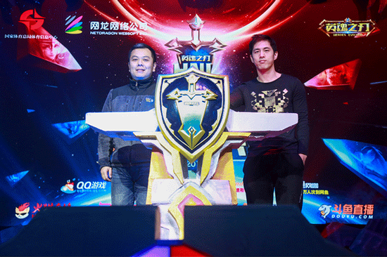 高轶凡先生（左）与网龙公司游戏发行总经理林声辉（右）共同开启倒计时