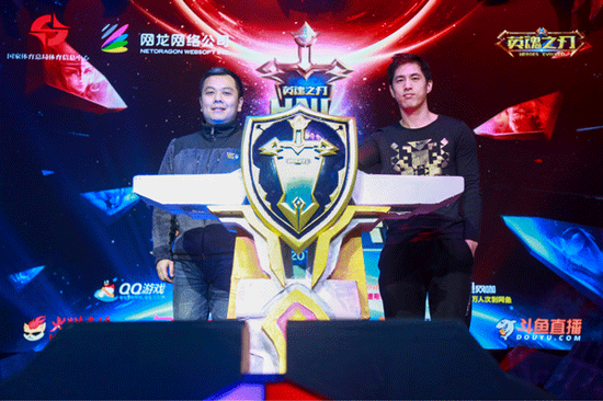 高轶凡先生（左）与网龙公司游戏发行总经理林声辉（右）共同开启倒计时