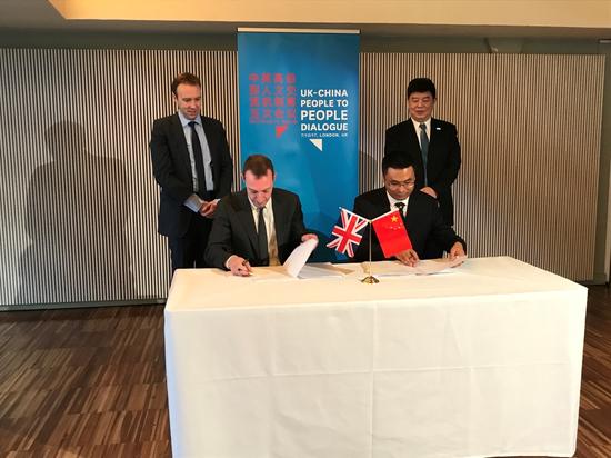 (疯狂体育公司CEO彭锡涛与Soccer Manager公司CEO Andy Core在中国国家新闻出版广电总局副局长童刚和英国数字部大臣Matt Hancock共同见证下签署合约)