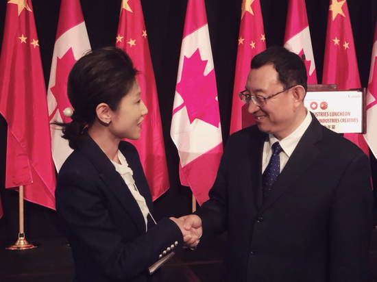 文化部部长雒树刚（右）在出访加拿大期间与联盟电竞CEO冯青（左）就投资加拿大电竞市场事宜进行了深入探讨