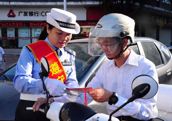 汕头警花给市民派送福卡