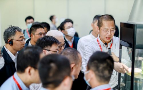 参会嘉宾观摩上海晨光工厂