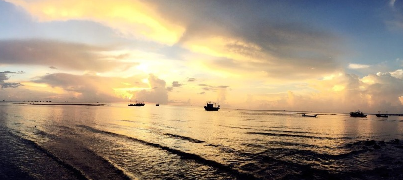 湛江遂溪江洪海滨村夕阳美景