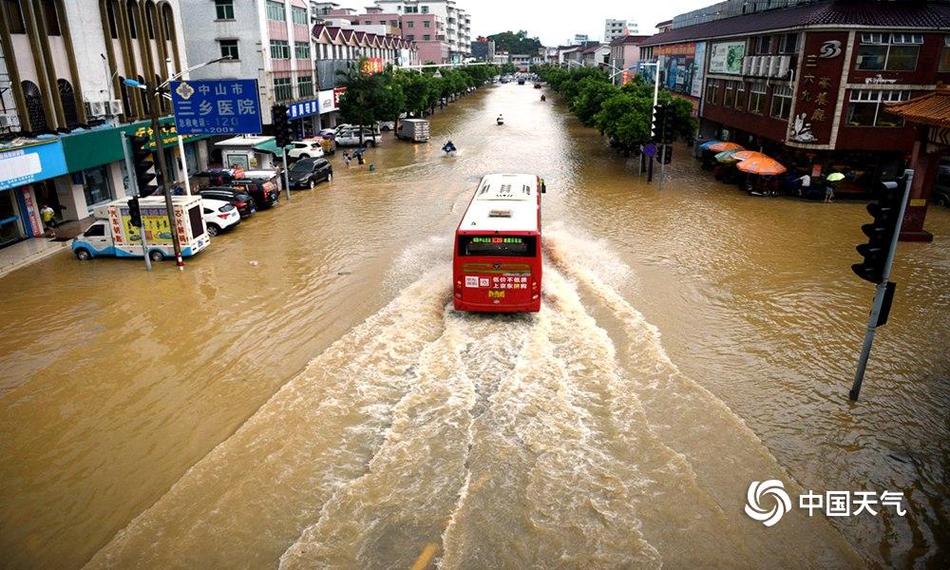 暴雨来袭!广东中山严重受淹 水深过腰