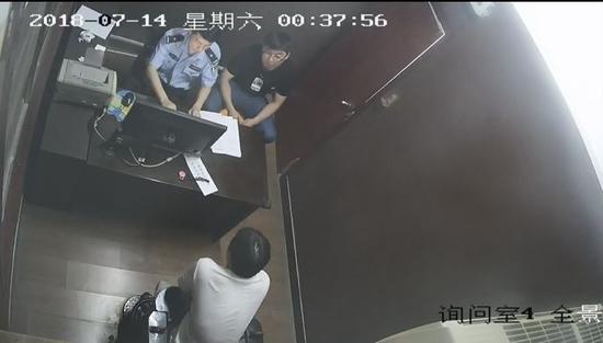 老总摸屁股_宝宝红屁股图片(2)
