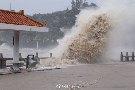 受台风天鸽影响，情侣路海滨泳场至东风路口段已于上午9点15分提前封闭。请广大机动车驾驶员在远端道路提前绕行。