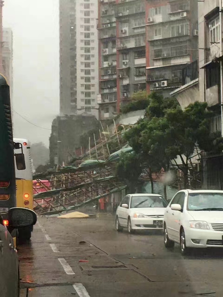 脚手架被强风吹落阻挡了道路。