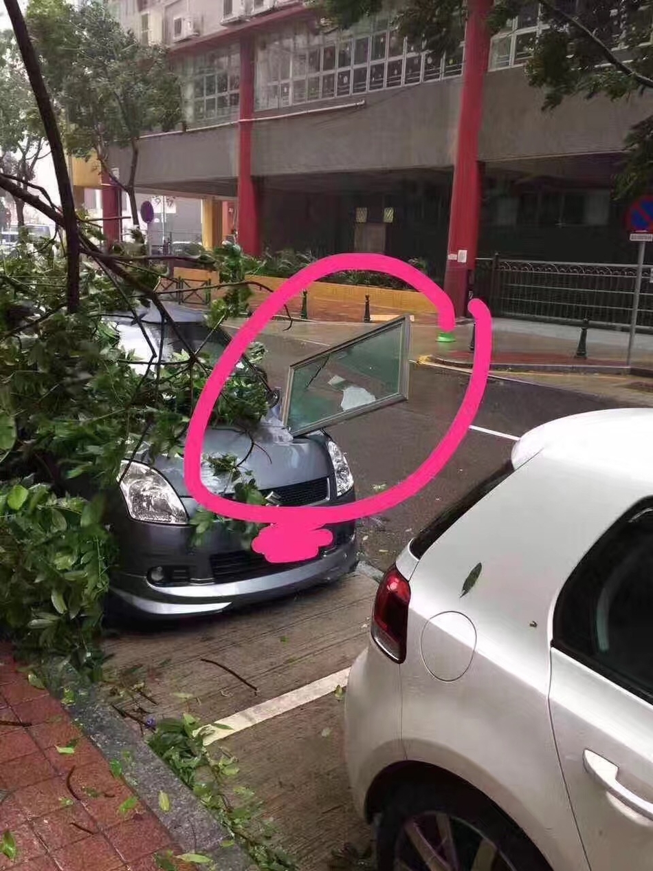 澳门大量窗户被吹落 街边汽车遭殃