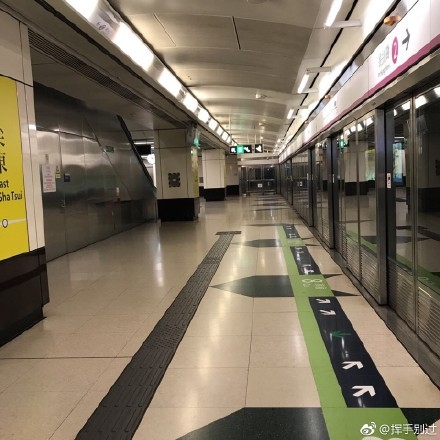 香港网友分享，10号风球下的港铁空无一人。