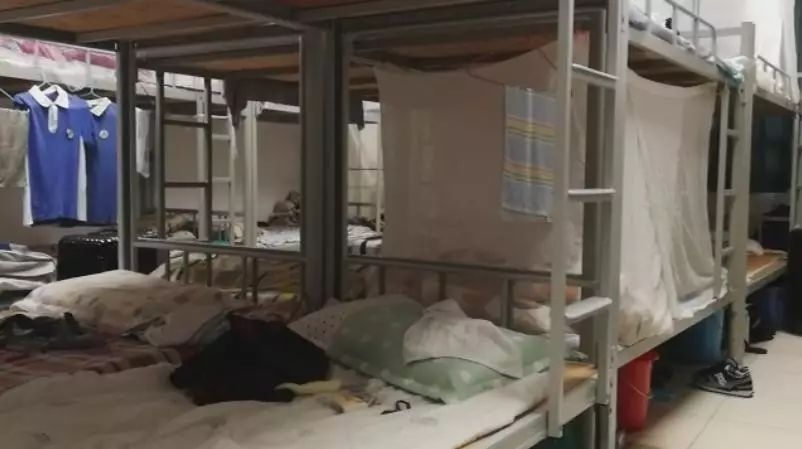 梅林中学男宿舍26人住一间 环境堪忧影响学生生活_高清图集_新浪网