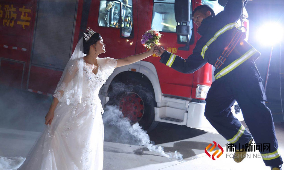 当兵的婚纱照_当兵卡通婚纱照图片