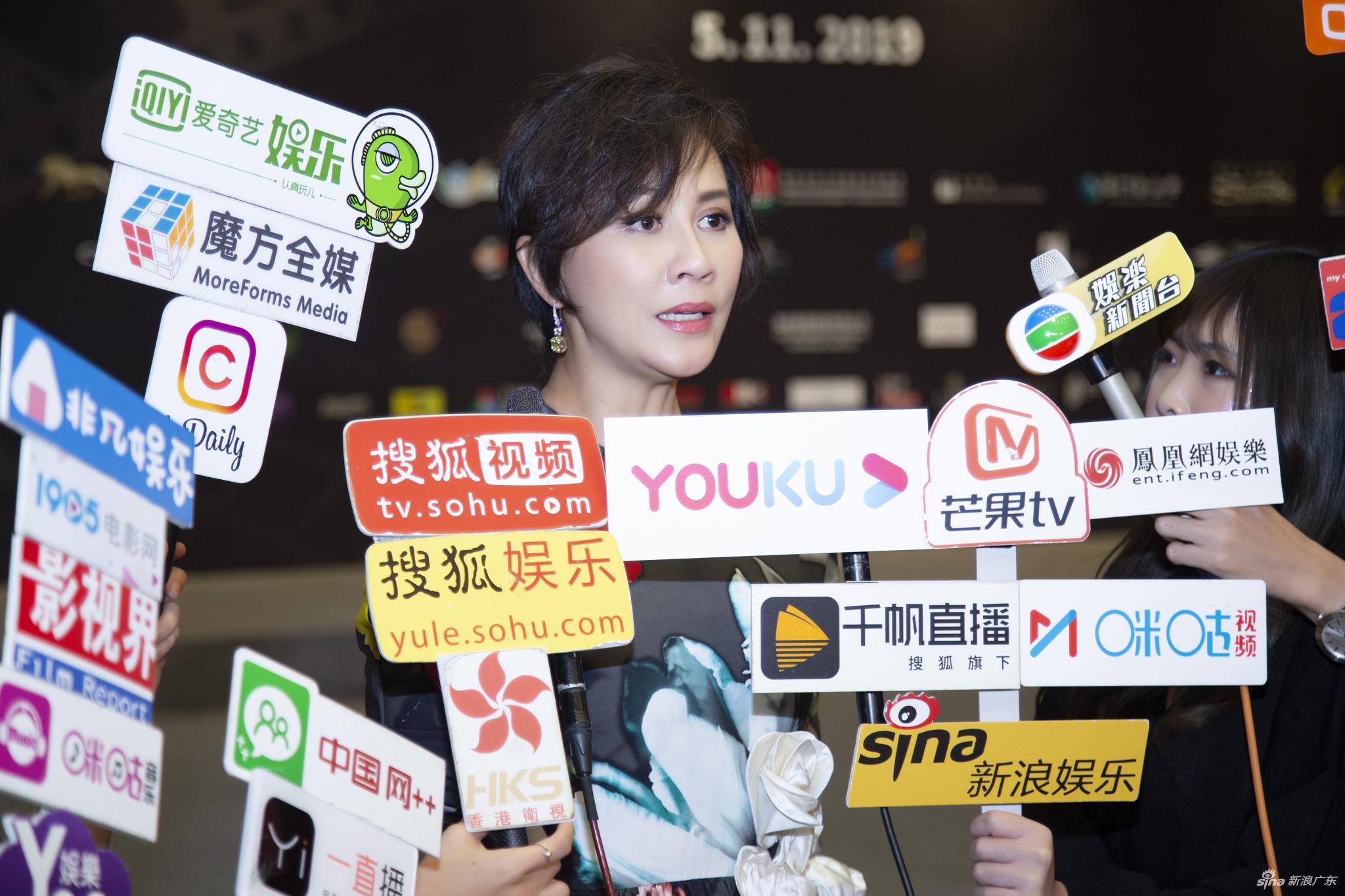 刘嘉玲接受采访(图 新浪广东/林泽君)