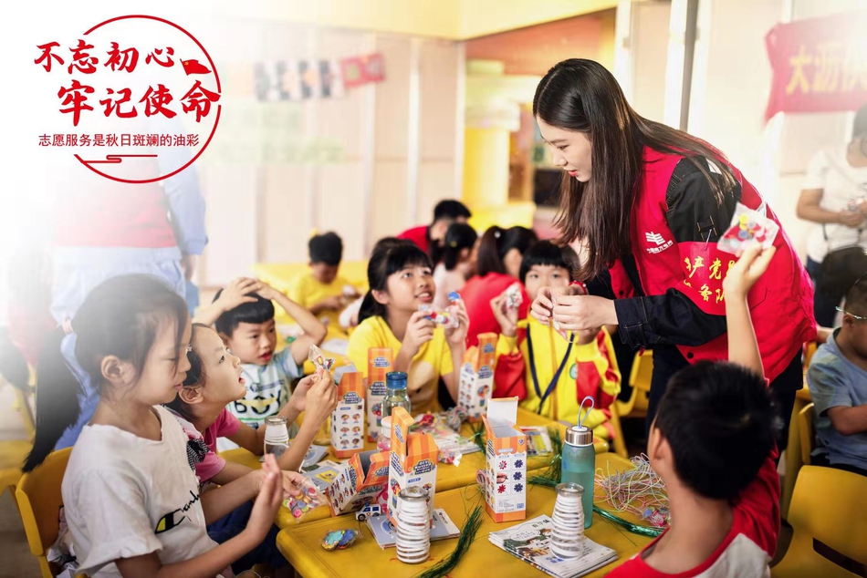 志愿服务是秋日斑斓的油彩