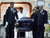 香港前立法局议员杜叶锡恩出殡 三任特首扶灵